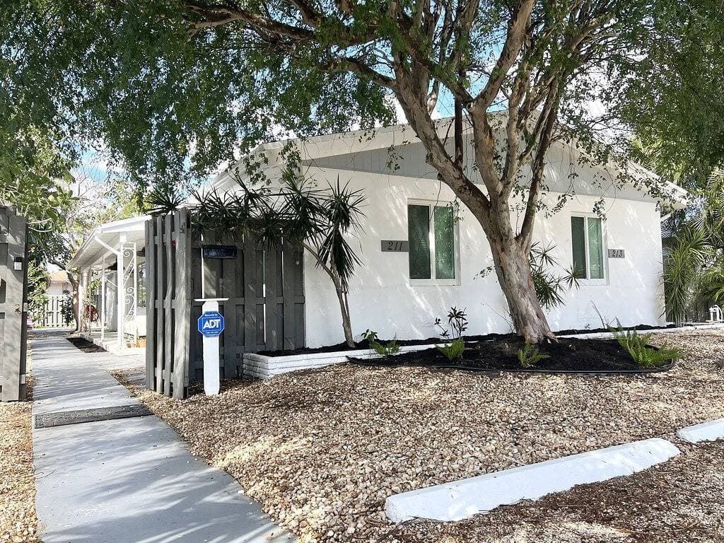 Foto 11 von 24: 2 Bedroom Lovely, Bright & Comfy Walk to Beach - Private, Yard, Parking