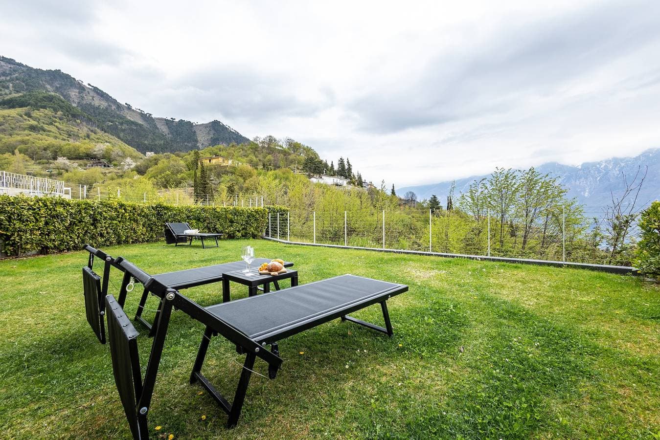 Foto 6 von 38: Residence La Villa - Ferienwohnung Principe mit Garten, Pool & WLAN