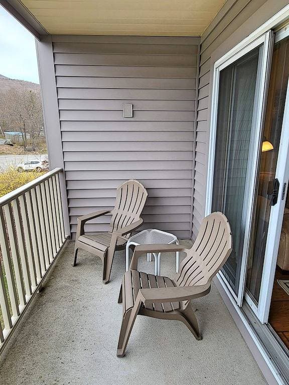 Foto 5 von 19: Kitchen, AC, deck, mountain view, pool, ski shuttle. Lb207 by Lrs