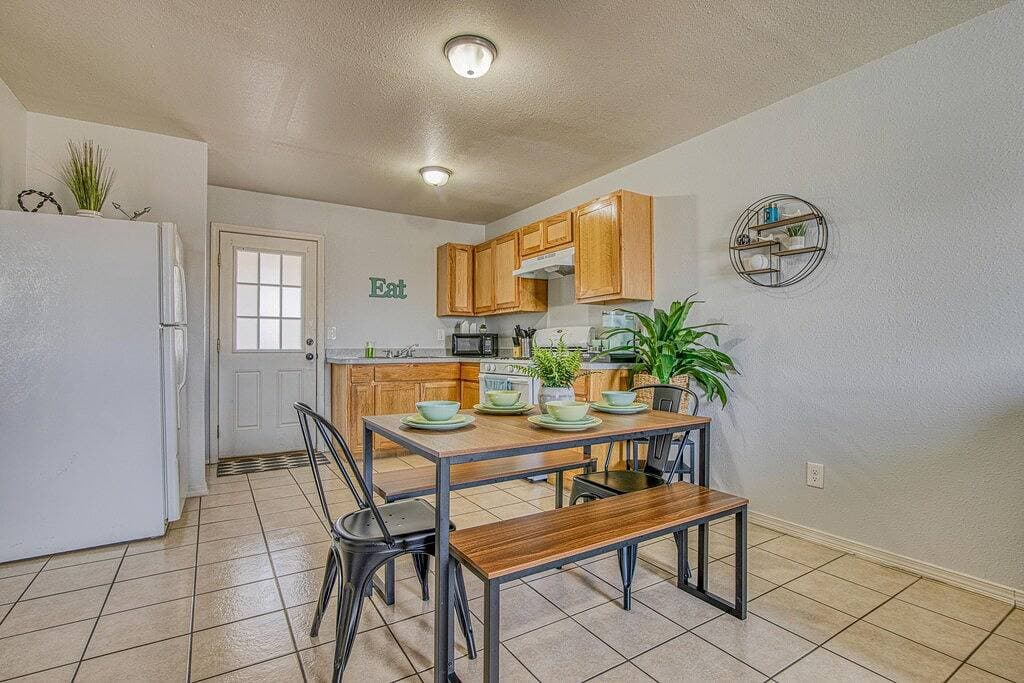 Foto 11 von 19: ✨ By Fort Bliss: 2 King Beds, Fast WIFI, Full Bath, Laundry