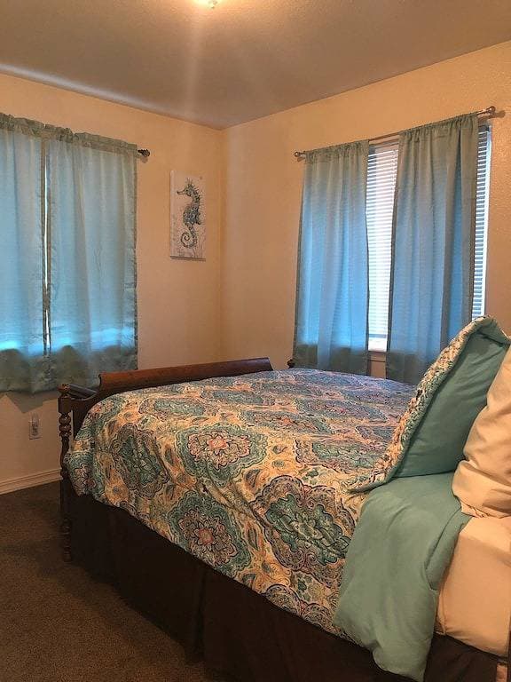 Foto 13 von 15: 2 Bäder, Esszimmer, Wohnzimmer, voll ausgestattete Küche mit Theke.