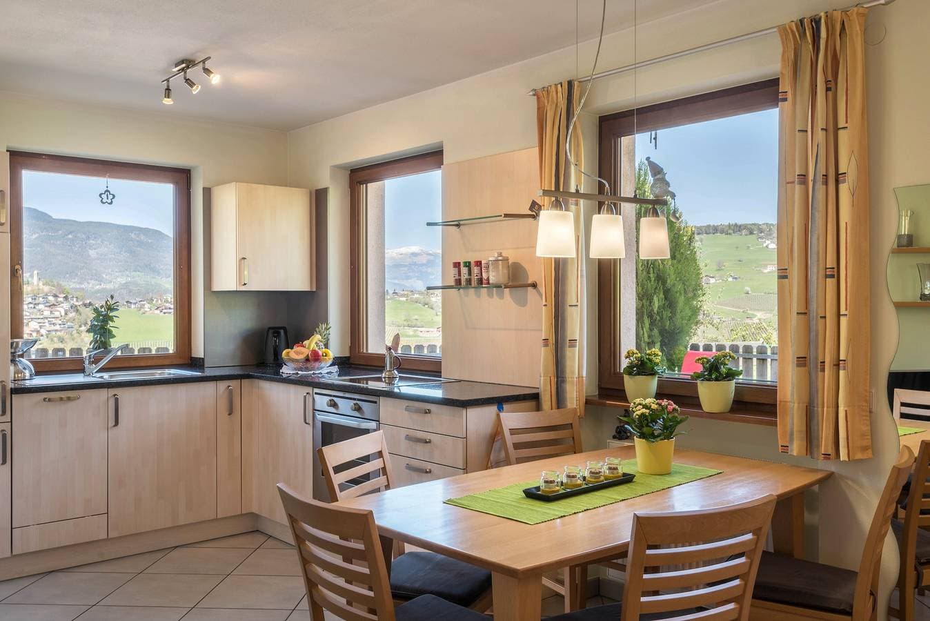 Foto 2 von 36: Ferienwohnung 'Schlernblick' mit Bergblick, Garten & WLAN