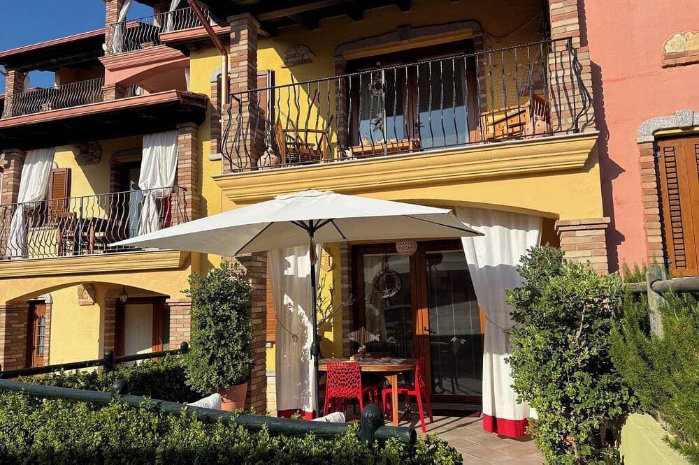 Villa Red Coral: sleeps 4, shared swimming pool, parking, 1