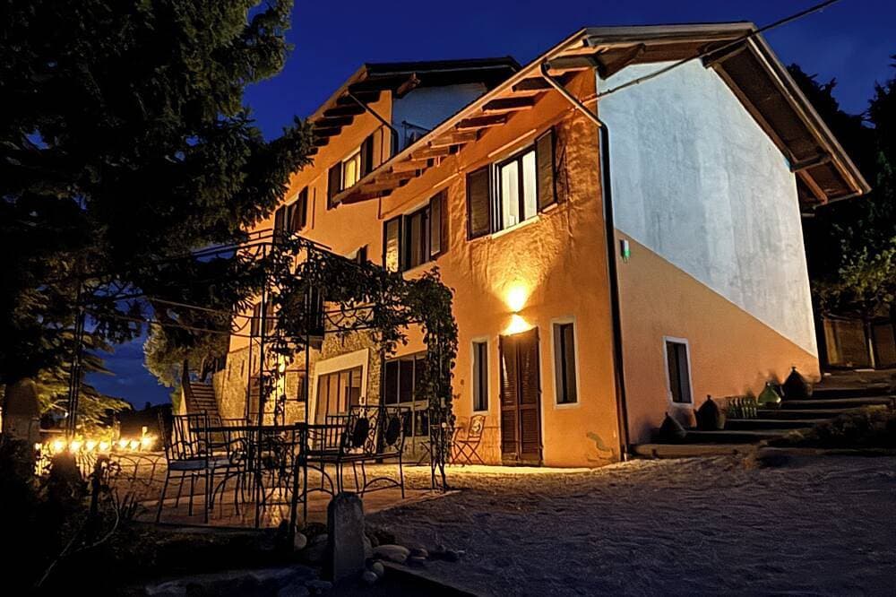 Foto 12 von 30: Relais Portaluna Serena / 1Br + Studio, Sleeps 4, Garden, Langhe Views