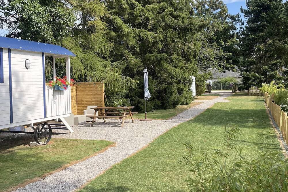 Foto 6 von 9: Cozy Travel Trailer in Normandy