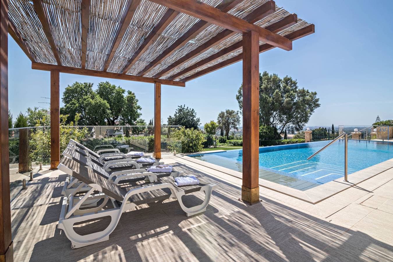 Foto 7 von 31: Cabana-Gartenhaus mit Gemeinschaftspool, Panoramablick und WLAN