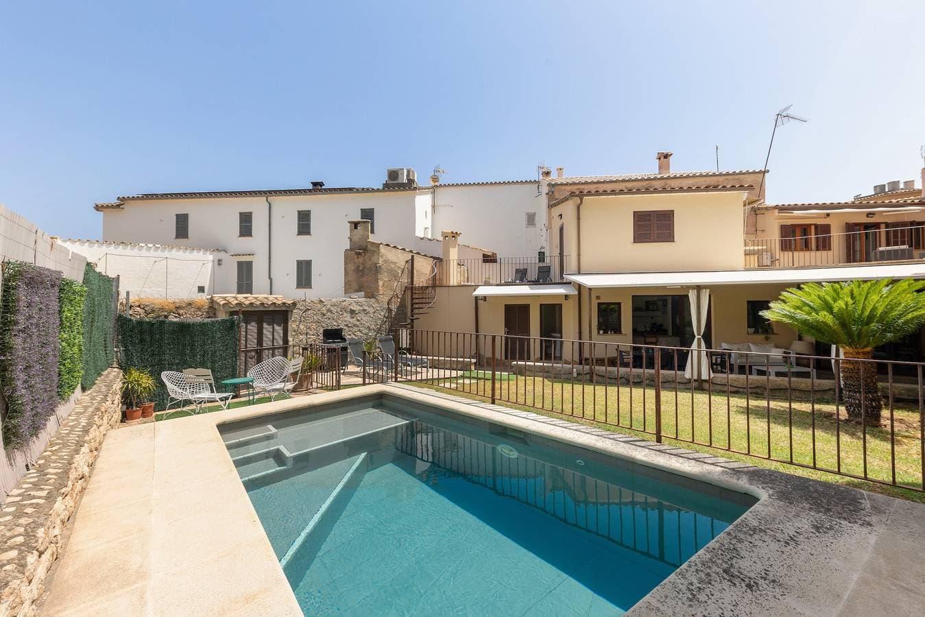 Foto 2 von 34: Ferienhaus „Horta Den Menut“ mit Bergblick, Pool, WLAN, Garten und Terrasse