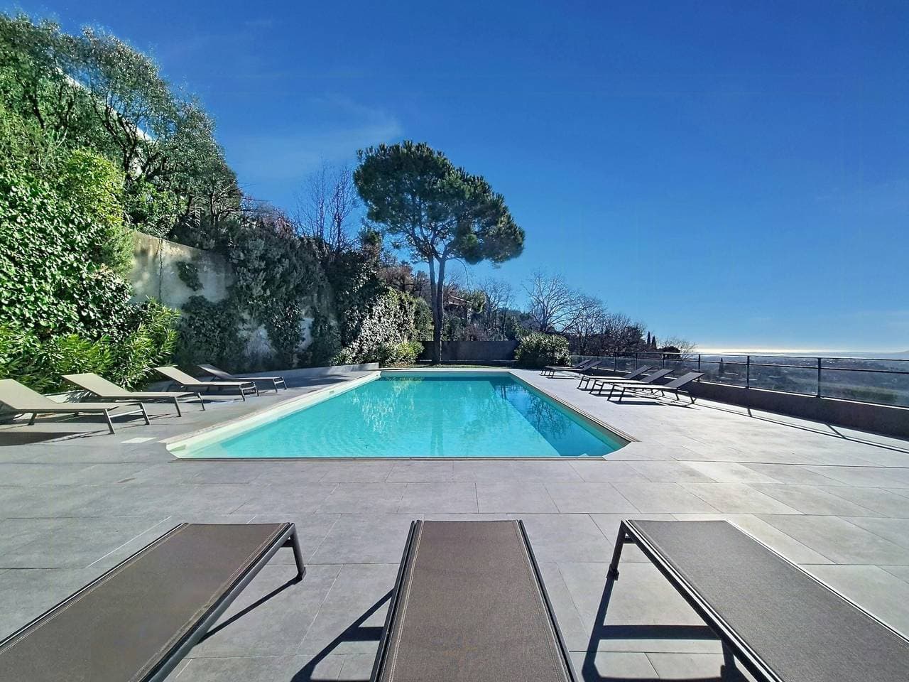 Foto 5 von 31: Moderne Villa auf den Anhöhen von Nizza