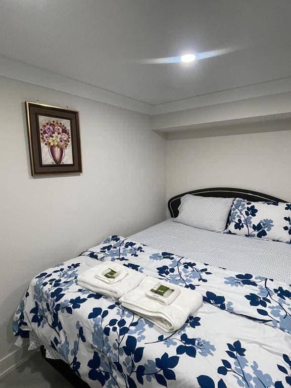 Foto 9 von 30: Luxuriöses Zimmer mit privatem Bett und Bad im Untergeschoss in Toronto