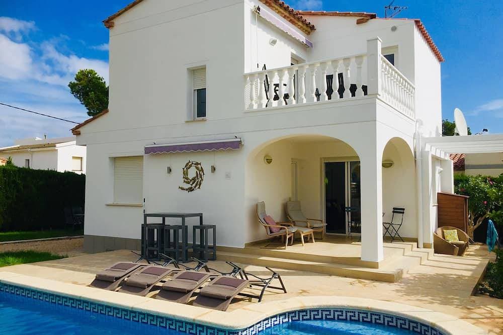 Schöne freistehende Villa auf einem privaten, sicheren Grundstück mit Pool 1