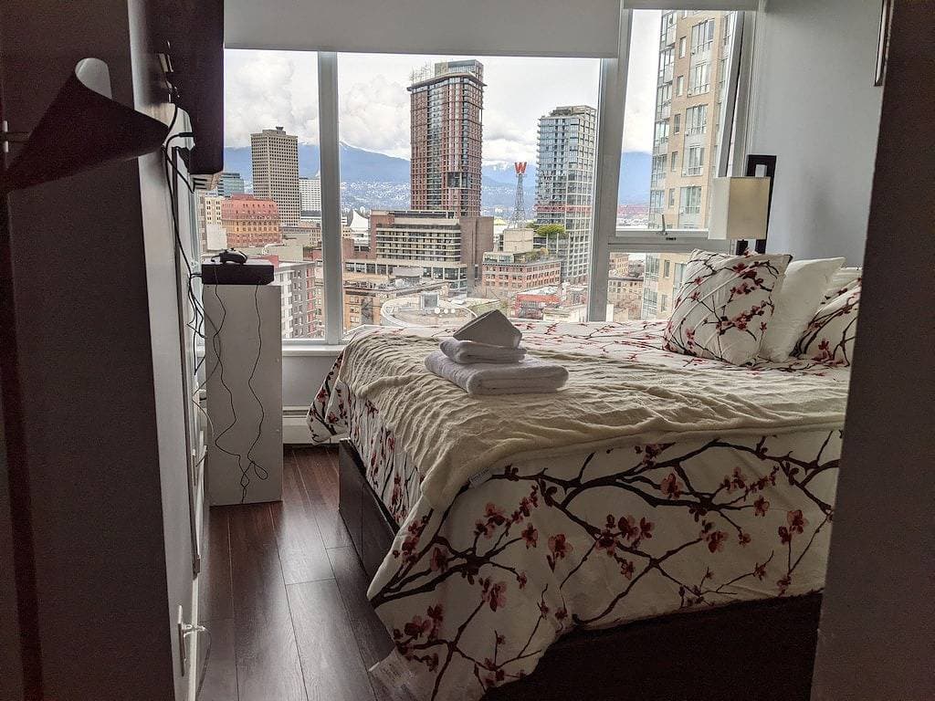 Foto 8 von 13: Meer-, Berg- und Stadtblick, komplett möbliert, Innenstadt von Vancouver
