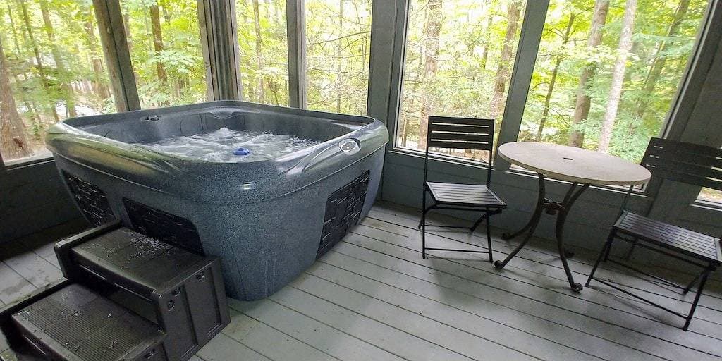 Neu überarbeitete Hütte, 10 Minuten zum Pkwy in Pigeon Forge. 4 Personen, Whirlpool, WIFI. 1