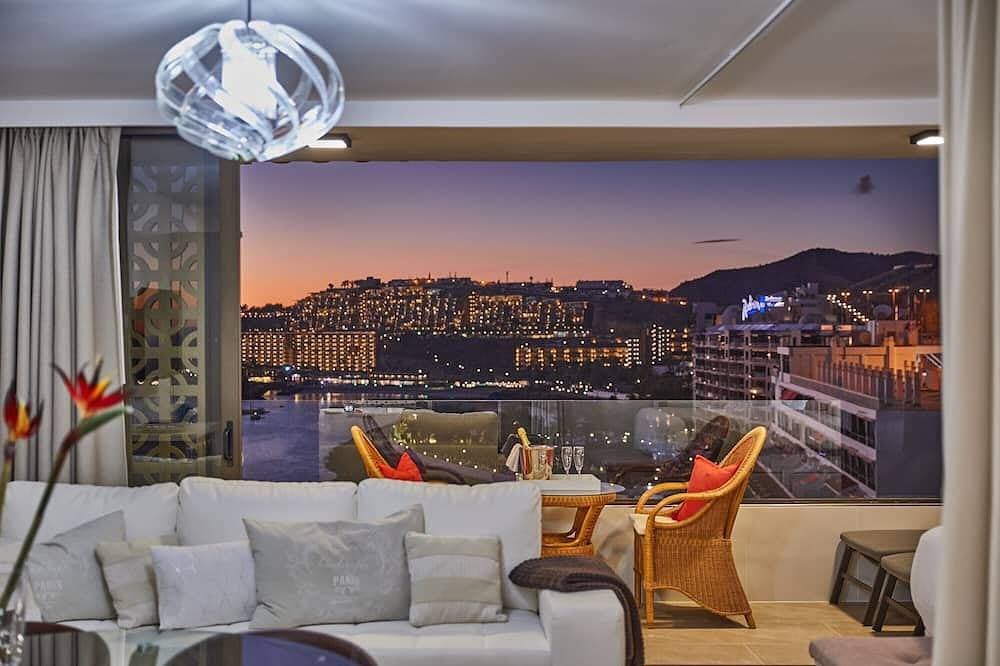 Wachen Sie mit herrlichem Meerblick von diesem schicken Apartment auf 1