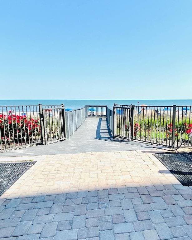 Foto 8 von 18: Beachfront Condo, sleeps 6, pools, hot tub, tiki bar, golf carts allowed