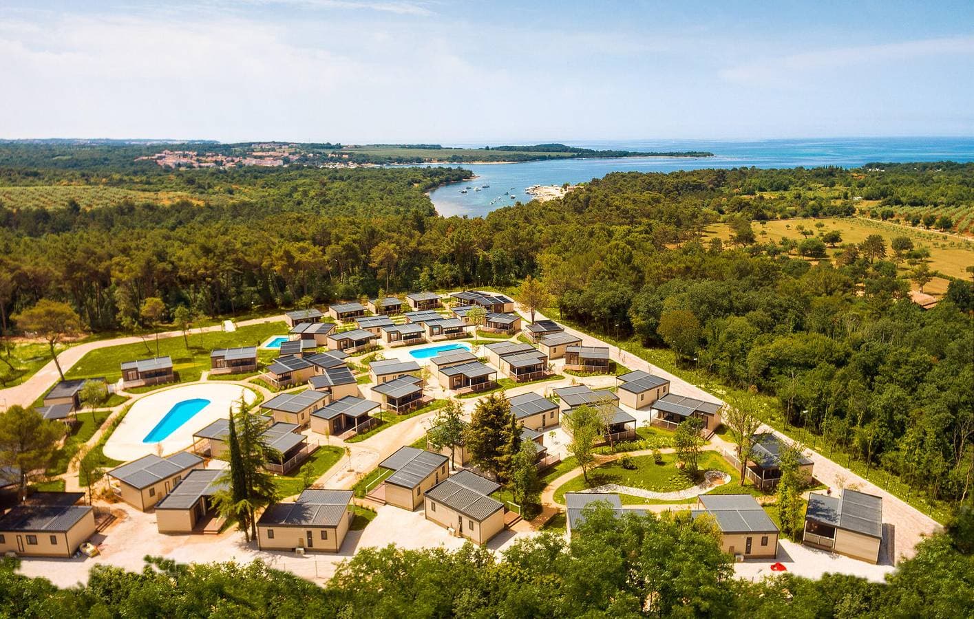 Reizendes Mobilheim mit Pool, Terrasse und WLAN, 2,5 km vom Strand entfernt 1