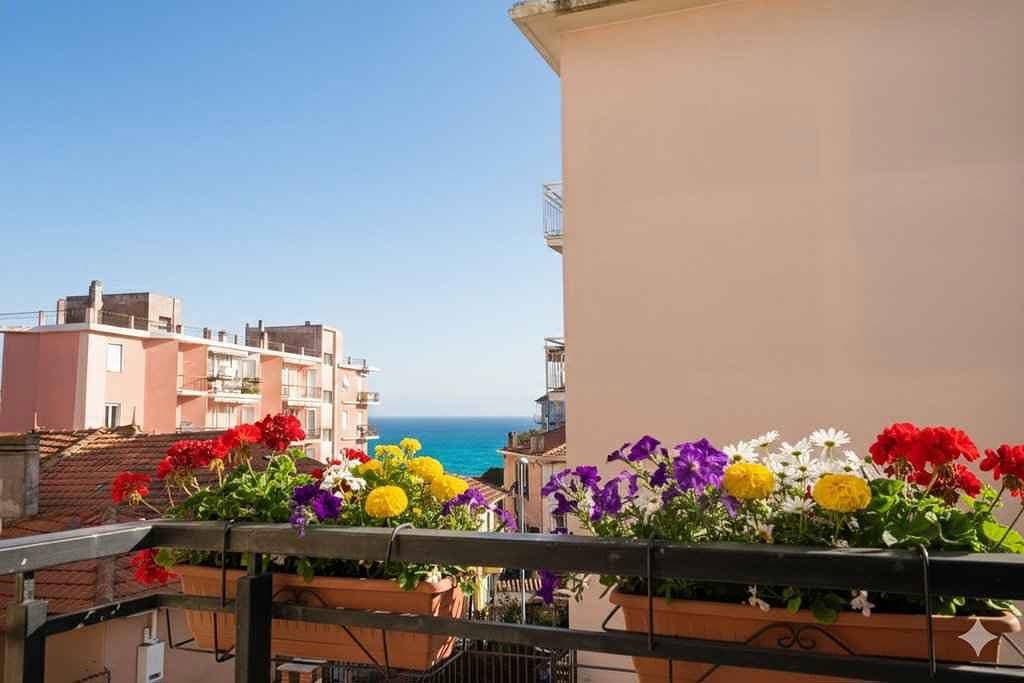 Foto 8 von 10: Ferienwohnung mit Klimaanlage und Balkon mit Meerblick