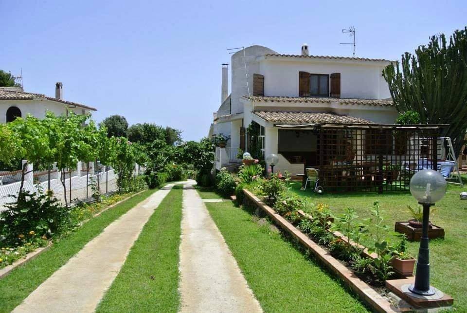 Villa Nicanda- 100 MT dal mare- giardino 1