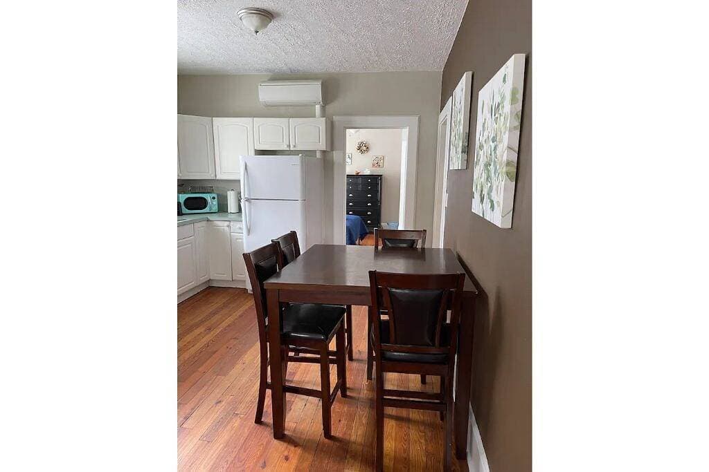 Foto 9 von 17: Spacious Murray Hill Getaway for One or Two
