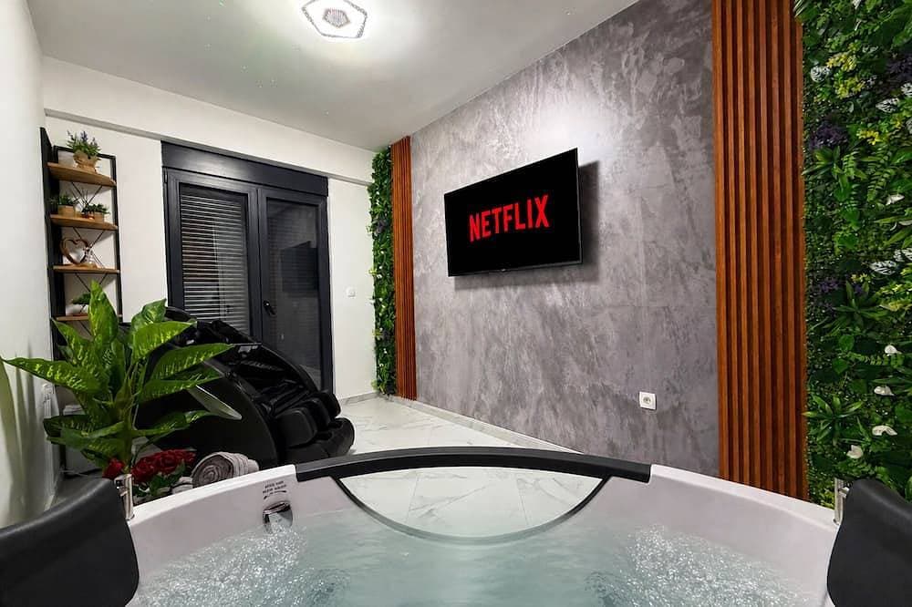 Foto 13 von 30: Jacuzzi, Floating Bed & 4D Massage Chair - Presidential Apartment Apollo 11