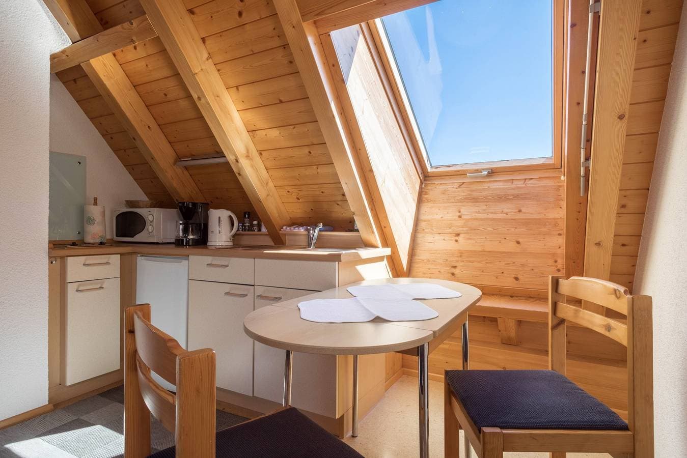Foto 4 von 19: Gemütliche Ferienwohnung im Dachgeschoss "Haus Sonnenschein" mit WLAN, Terrasse & Garten