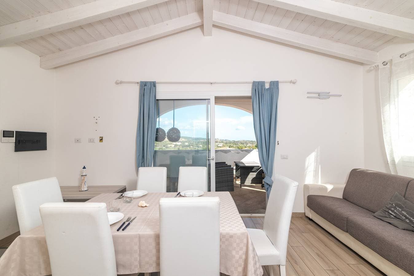 Foto 5 von 20: Ferienwohnung 'Attico Con Vista Mare A Budoni' mit Meerblick, Terrasse und Klimaanlage