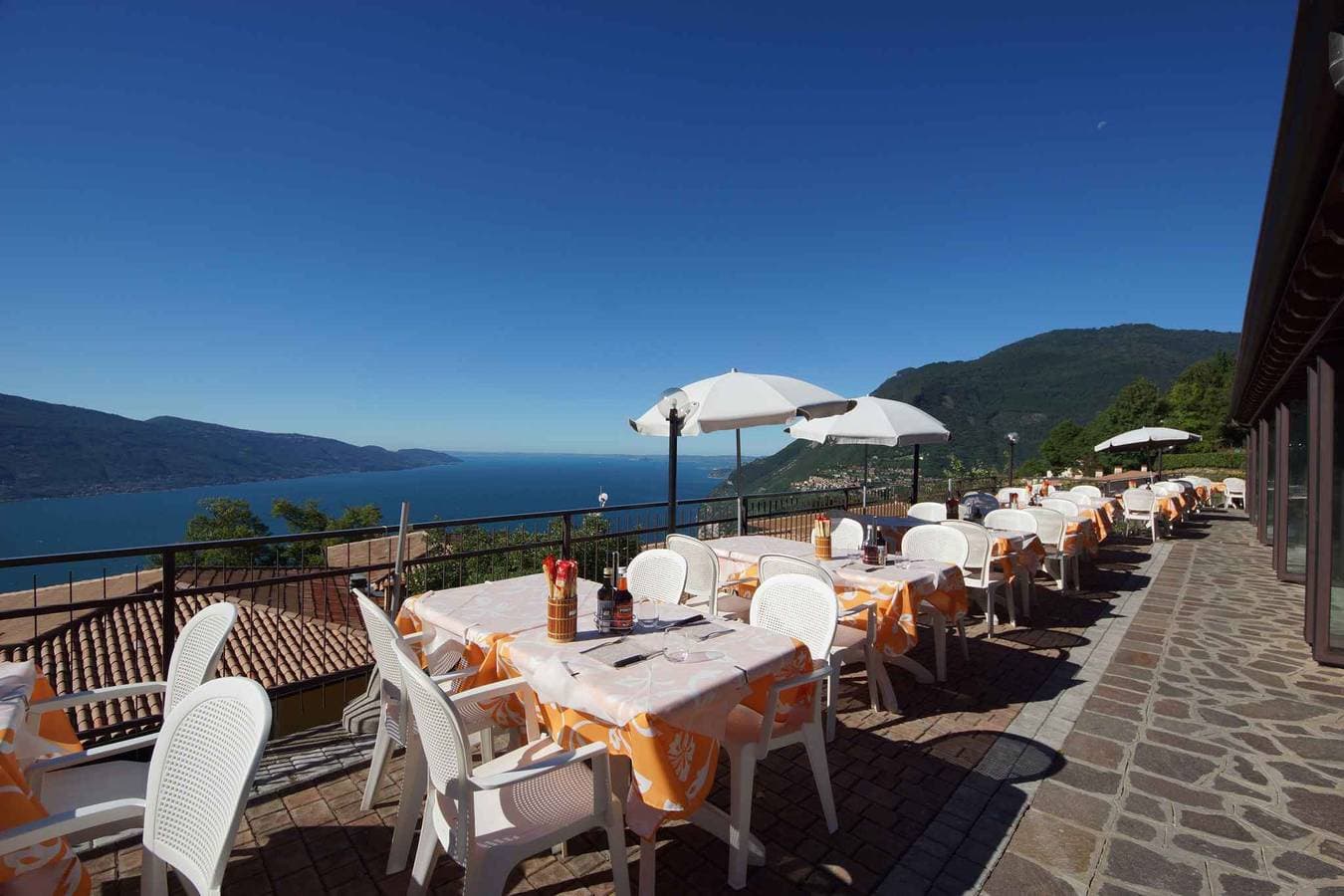 Foto 9 von 27: Ferienwohnung mit Seeblick und Pool