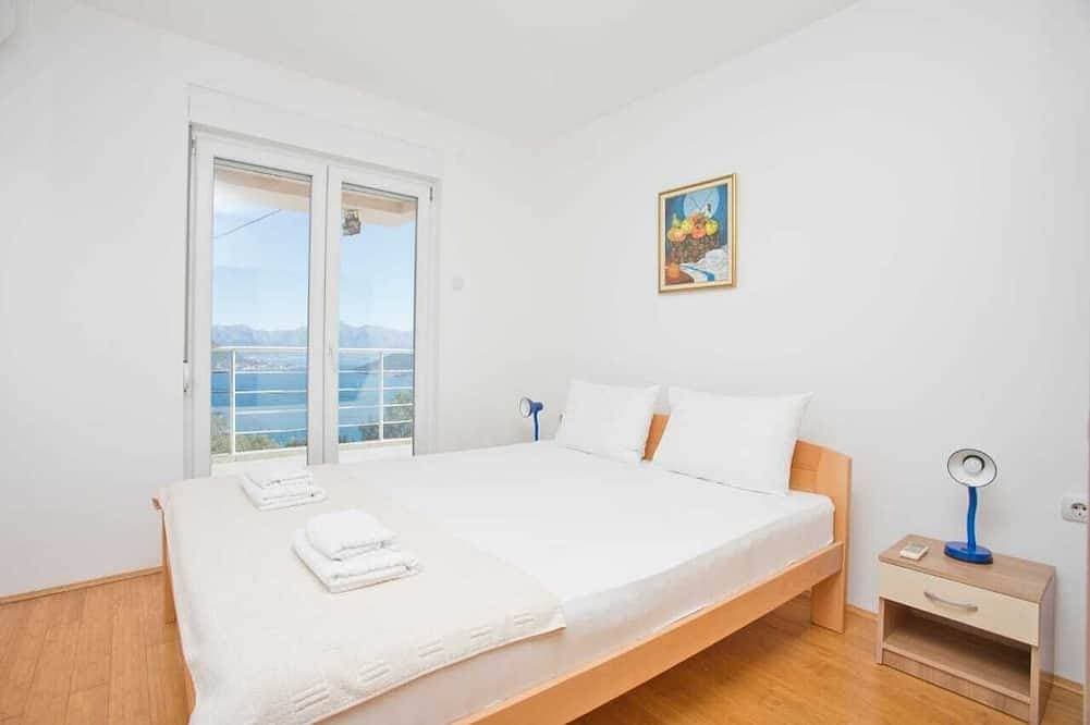 Foto 4 von 30: Spacious luxury villa with heated private pool & spectacular views of Boka bay