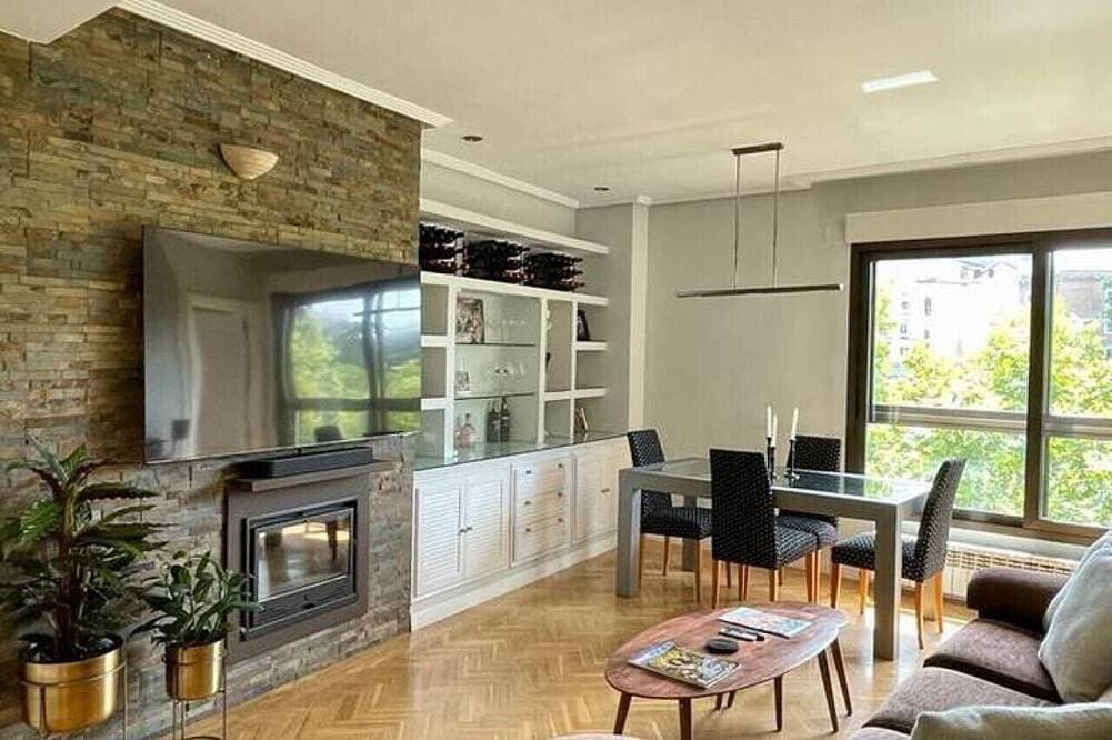 Royal-Palace Garden View | Elegant 2-Bedroom Flat in the Heart of Madrid 1