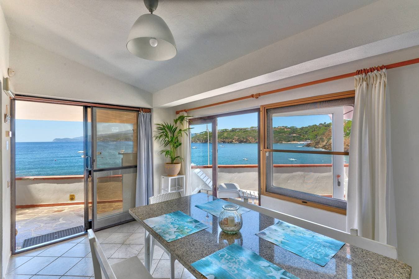 Foto 3 von 26: Ferienwohnung 'Villa Oda - Trilocale Sul Mare' mit Meerblick, WLAN und Klimaanlage