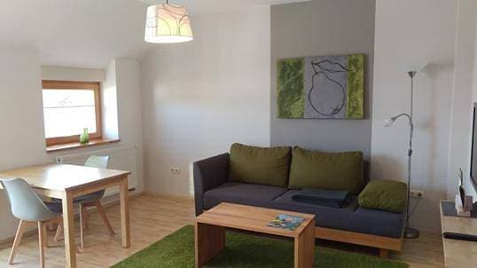 Foto 12 von 17: Weinbau Ferienwohnungen Familie Neubert - Ferienwohnung Quitte (50 m²) mit großem Südost-Balkon