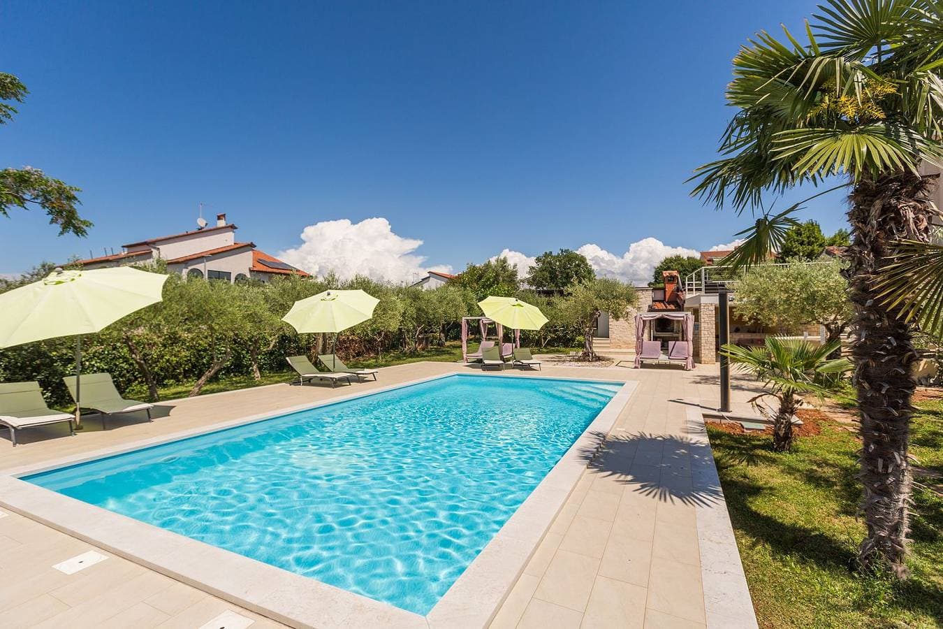 Idyllisches Apartment nur 250 Meter zum Strand mit Pool, Meerblick, Grillbereich, Liegen 1
