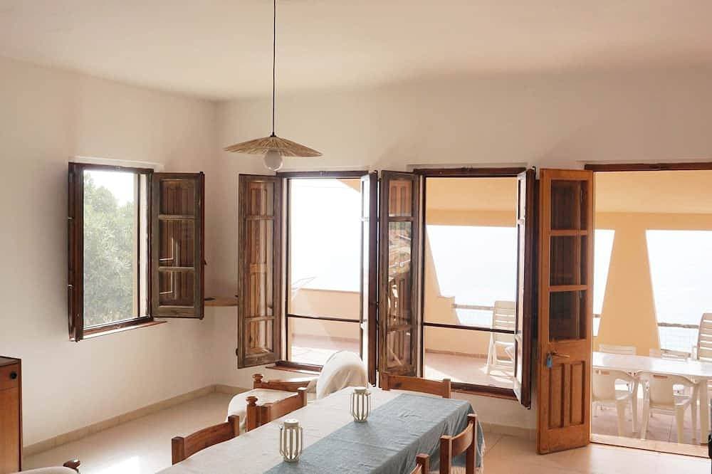 Foto 10 von 12: Sea view house 2 minutes walk from the main beach