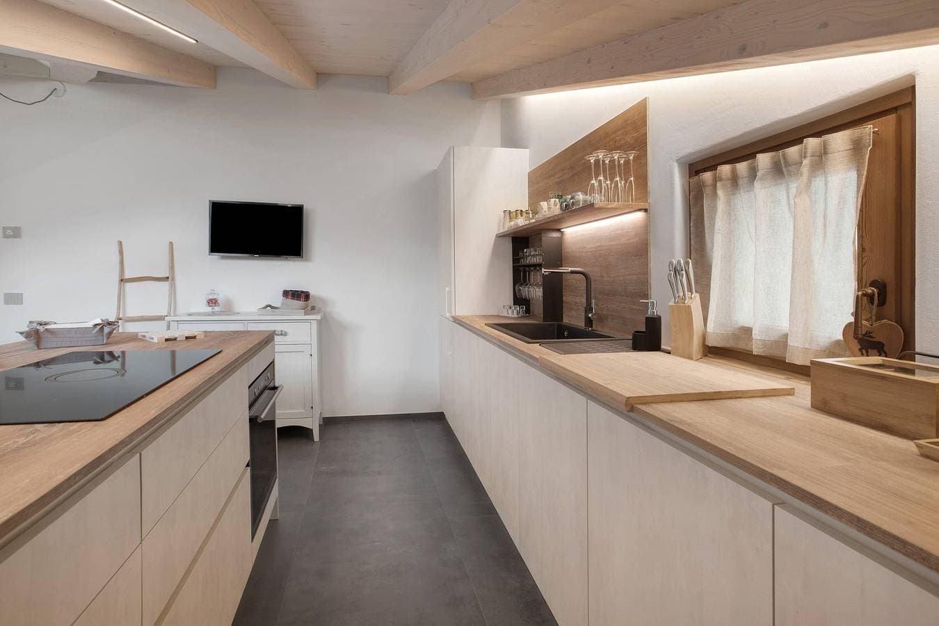 Foto 6 von 37: Ferienwohnung 'Scoiattolo' mit Bergblick, Gemeinschaftsgarten und Wi-Fi