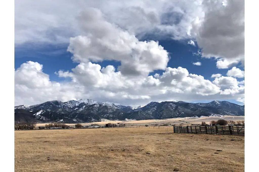 Foto 2 von 19: Off-grid tiny home farm stay with incredible mountain views!
