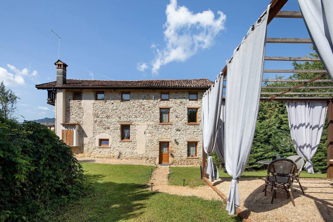 Foto 10 von 40: La Finestra sul Grappa – Zimmer „Monte Peurna“ mit Bergblick, Gemeinschaftsterrasse & WLAN