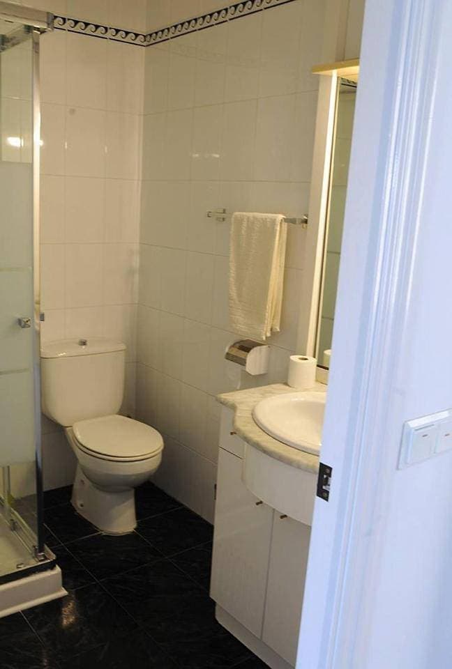 Foto 8 von 8: Twin Room with Private Bathroom