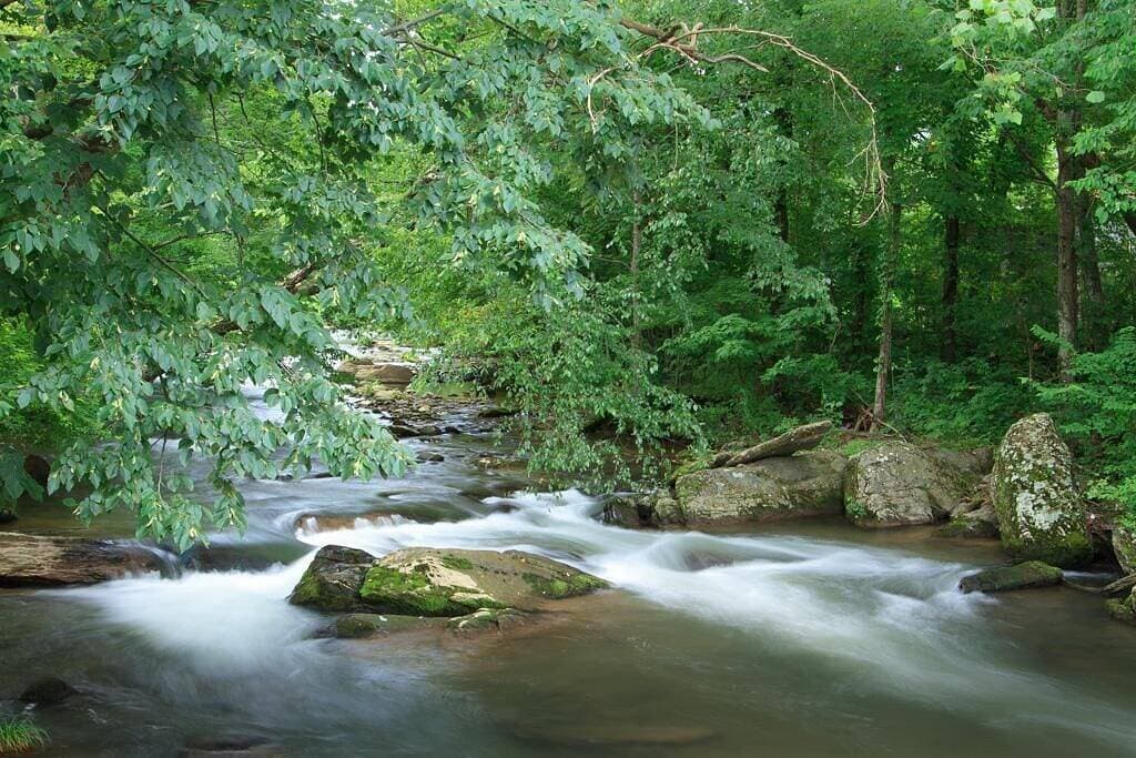 Foto 11 von 20: Direkt neben dem Bach - Wasserfall - in Veranda - Whirlpool abgeschirmt
