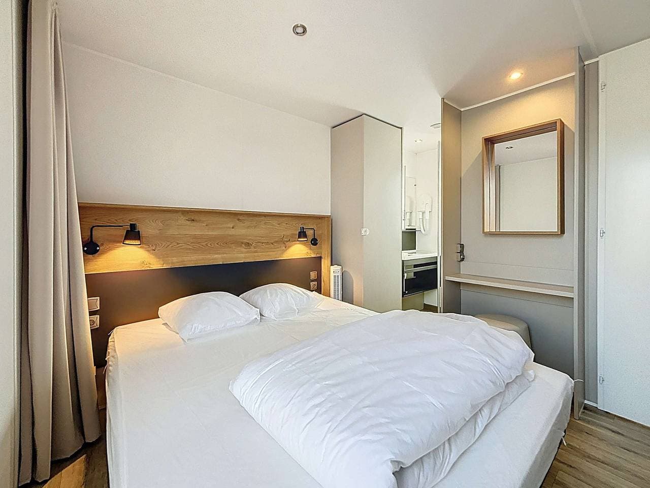 Foto 13 von 22: Mobil-Home Grand Confort, 4 Pers., 2 Ch., 2 SdB, Piscine Chauffée & Proche Mer