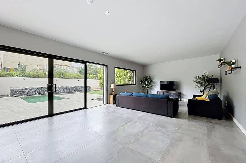 Foto 13 von 26: Zeitgenössische Villa mit Pool und Bergblick