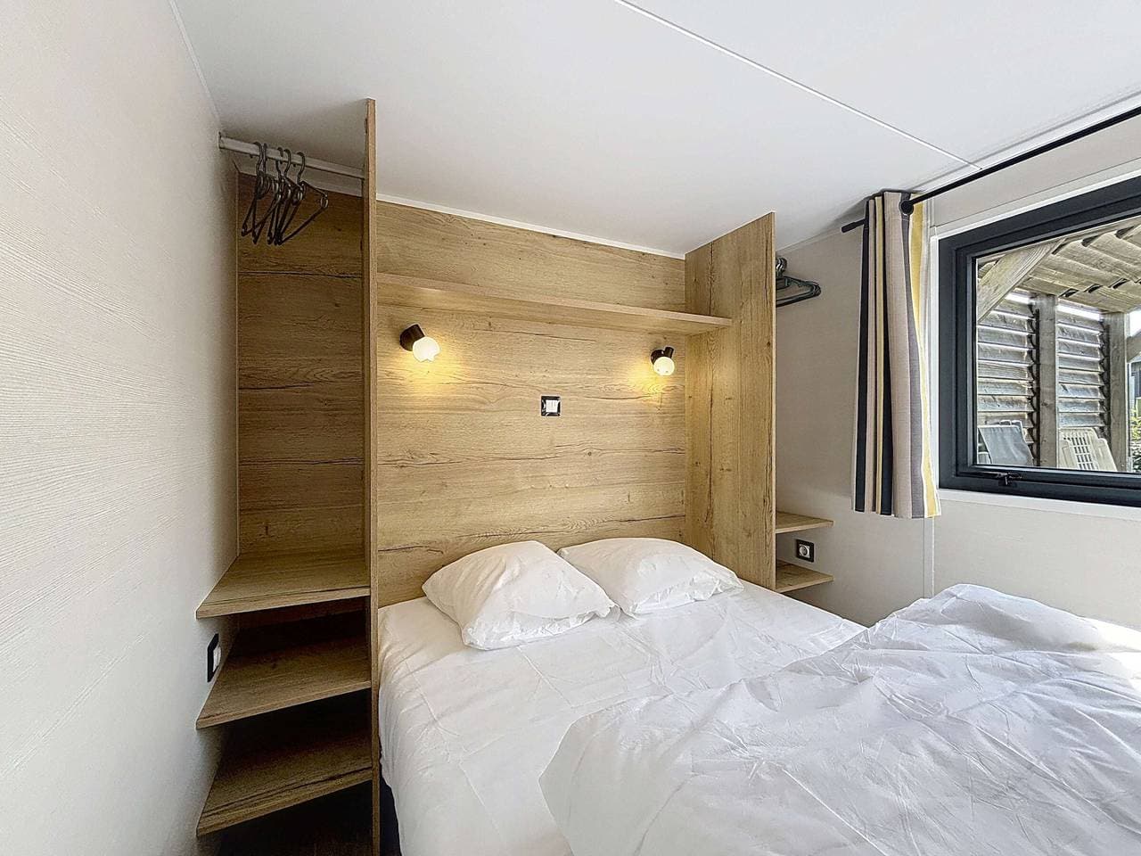 Foto 6 von 16: Holz-Tiny House mit Terrasse, Pool, WLAN, Haustiere erlaubt, Parkplatz - 200m vom Strand
