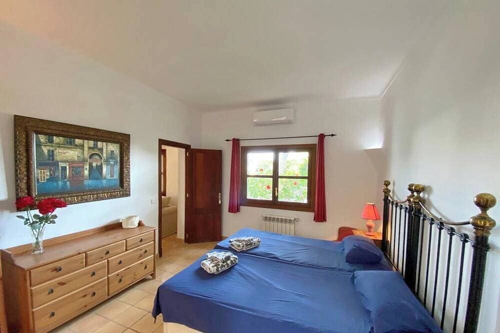 Foto 3 von 24: Wunderbare 4-Bett-Villa mit privatem Pool im Zentrum von Cala D'Or, 5 Minuten zu Fuß zum Strand