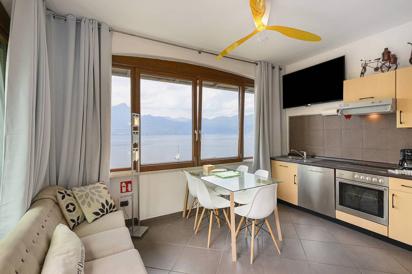 Foto 4 von 25: Ferienwohnung "Residenz La Mignon Oleandri" mit Blick auf den See, Bergblick und Garten