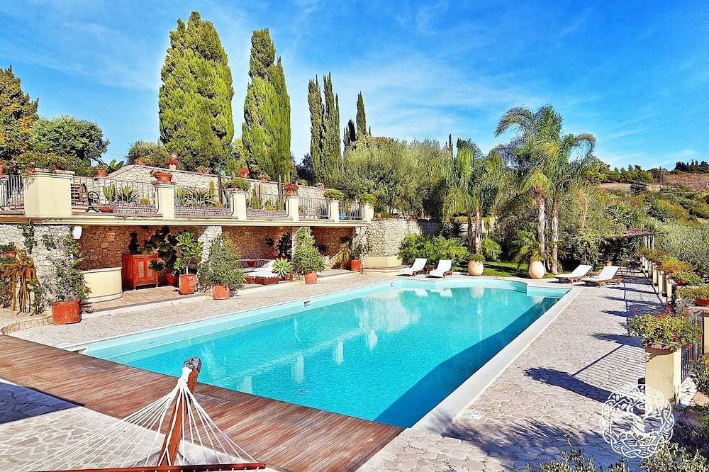 Wunderschönes Grundstück mitten im Grünen mit einem 15x7 m großen Pool 1
