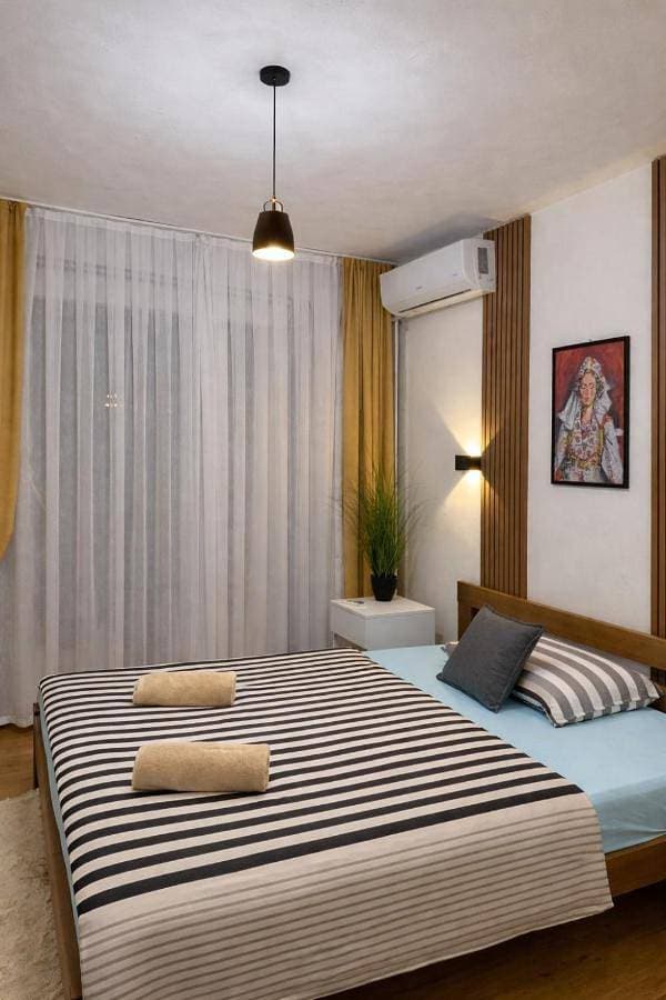 Serana Stays Modern Rooms with Private Bathroom, Free WiFi & Parking, Central Pejë 1