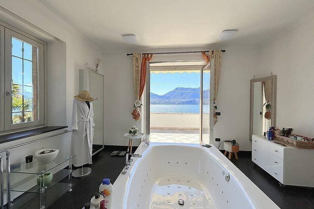 Foto 5 von 30: Villa Alborella: A bright four-story villa situated on a promontory facing the lake, with Free Wi-Fi.
