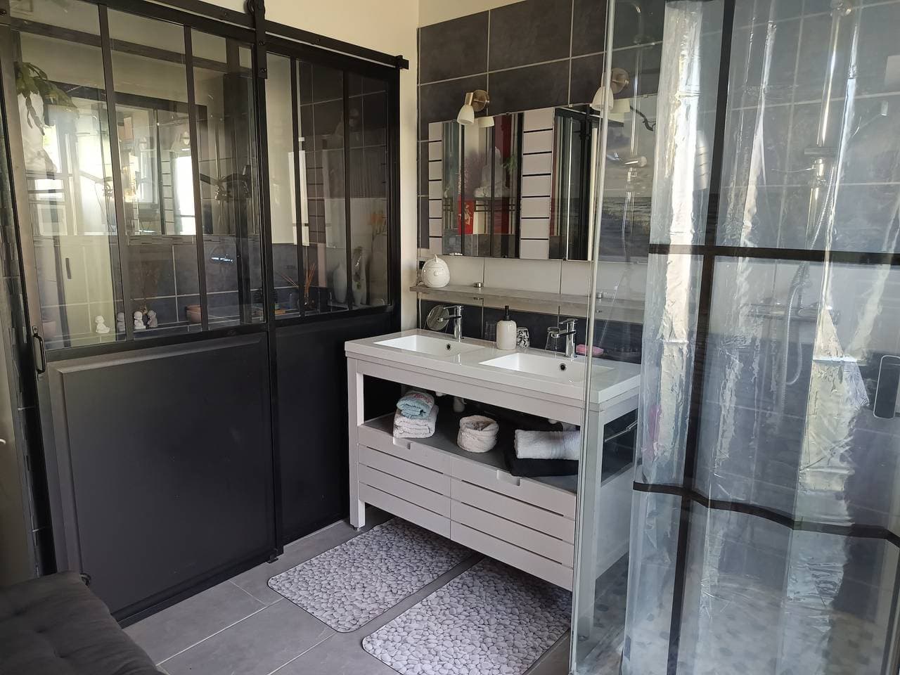 Foto 13 von 26: Gästezimmer „La Coccinelle Des Cap - Taupe Zen“ mit Meerblick, privater Terrasse & WLAN