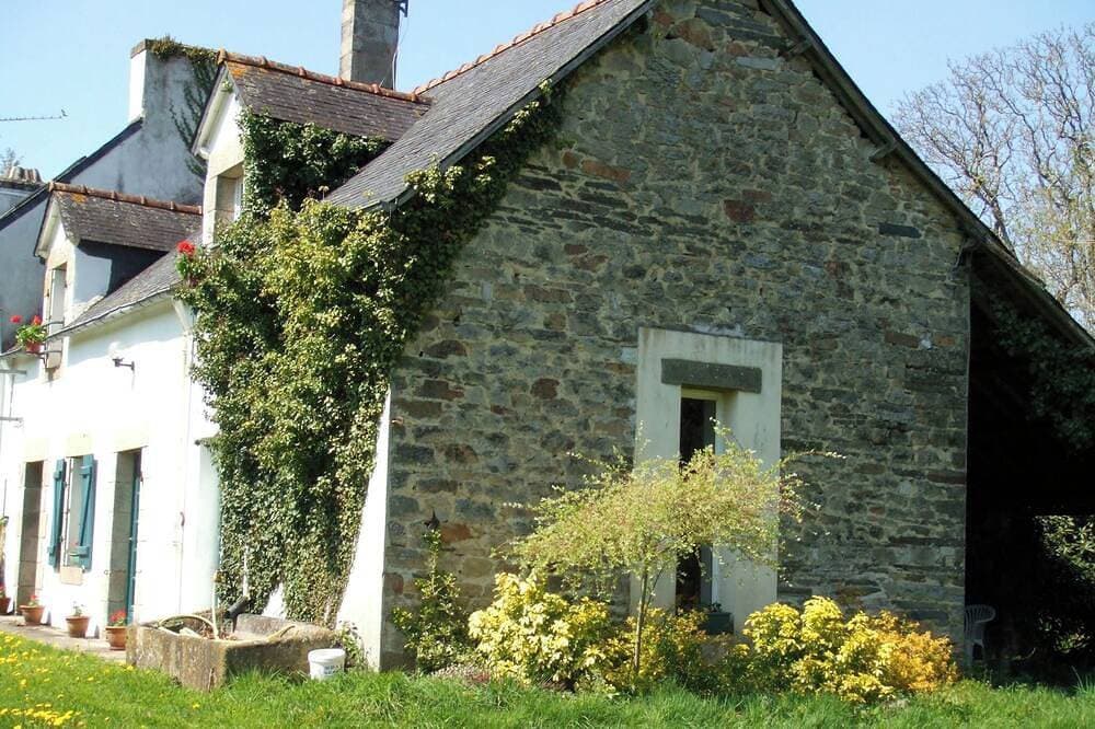 Foto 12 von 25: Beautiful Rural Cottage with Pool  3 bed, 2 bath own gardens. Ideal for families