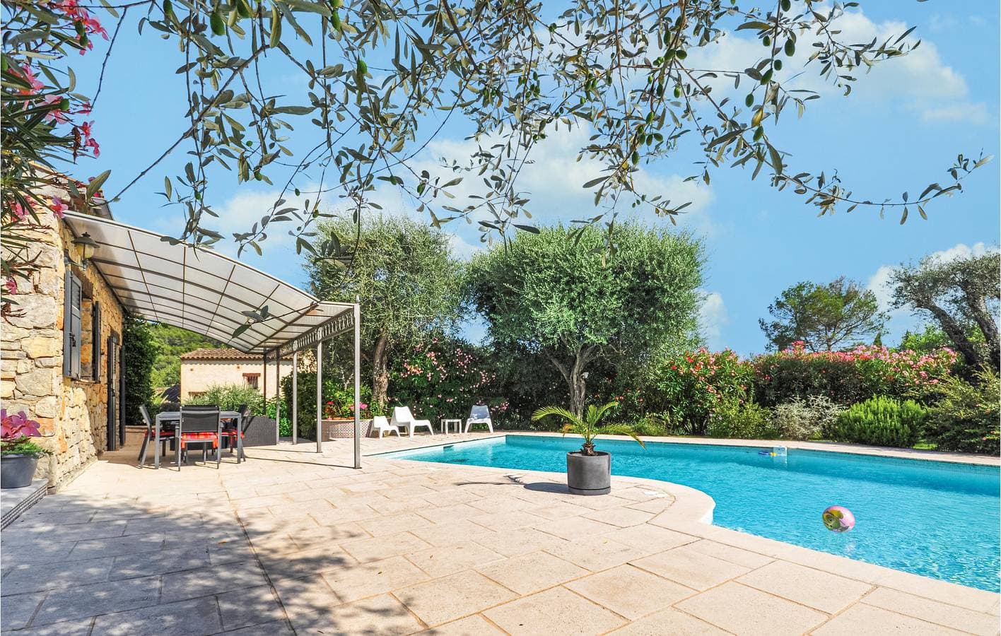Foto 9 von 31: Poolterrasse mit Parkplatz und Internet