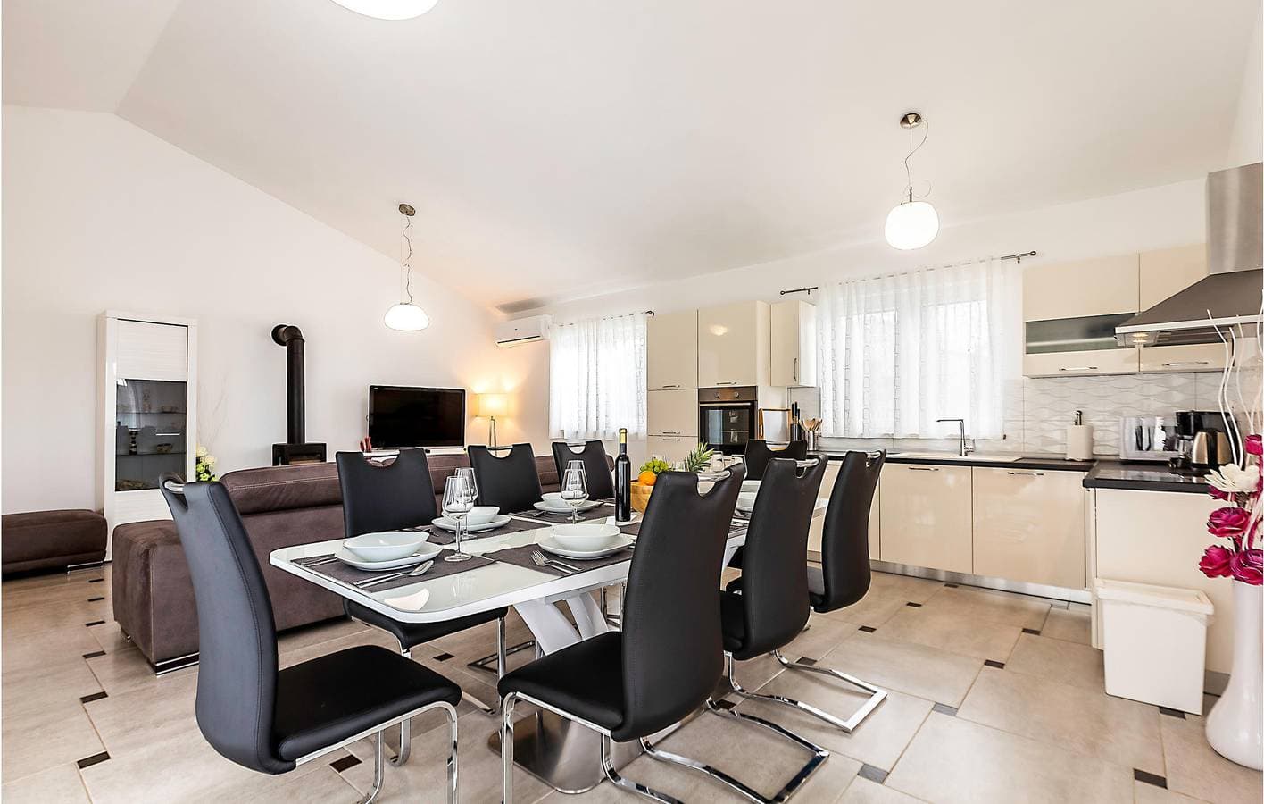 Foto 5 von 46: Geräumige 150 m² große Wohnung mit Pool, Terrasse und WLAN