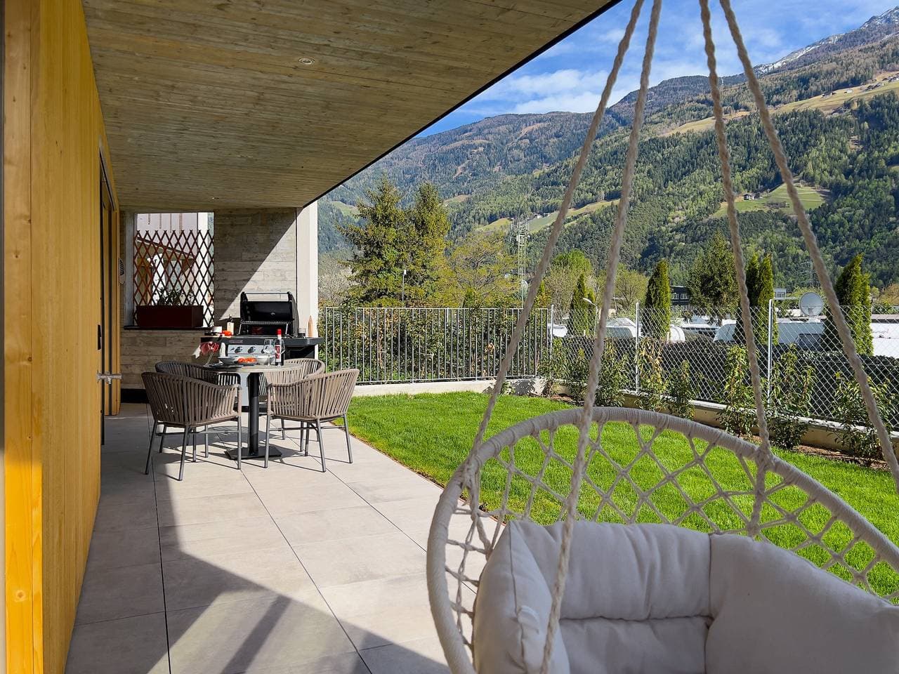 Foto 3 von 34: Adler Living Gartenwohnung mit Bergblick, privatem Garten und WLAN